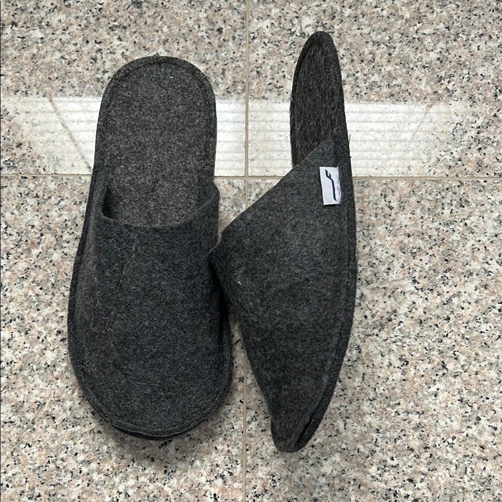 $10 or 2/$15 NWOT Finnair Business Class gray flannel slippers size 11”